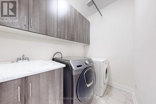 31 Causland Lane, Richmond Hill (Devonsleigh), ON - Indoor Photo Showing Laundry Room