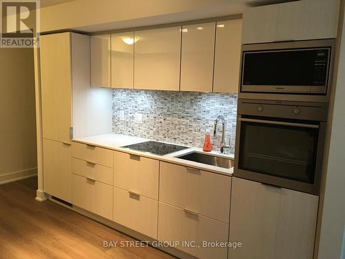 409 - 318 Richmond Street W, Toronto (Waterfront Communities), ON - Indoor Photo Showing Kitchen