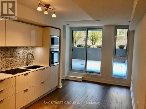 409 - 318 Richmond Street W, Toronto (Waterfront Communities), ON - Indoor Photo Showing Kitchen With Upgraded Kitchen