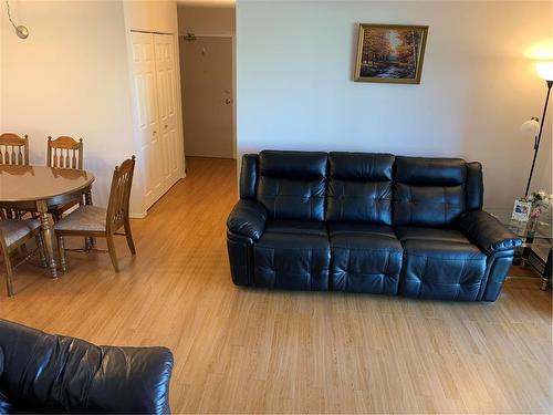 1 1103 3Rd Street S, Swan River, MB - Indoor Photo Showing Living Room