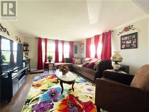 3265 Front Road Unit#8, Hawkesbury, ON - Indoor Photo Showing Living Room