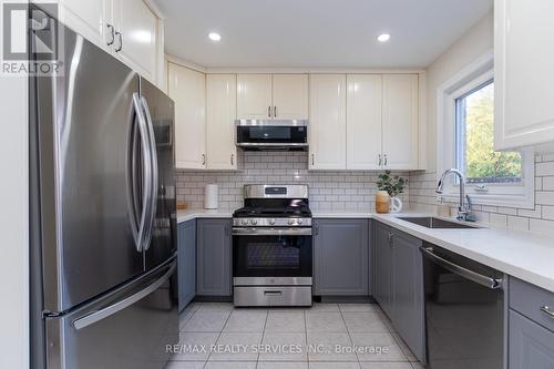 2425 Lazio Lane, Oakville (West Oak Trails), ON - Indoor Photo Showing Kitchen With Upgraded Kitchen