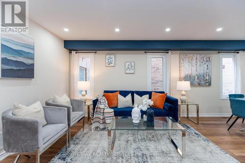 2425 Lazio Lane, Oakville (West Oak Trails), ON - Indoor Photo Showing Living Room