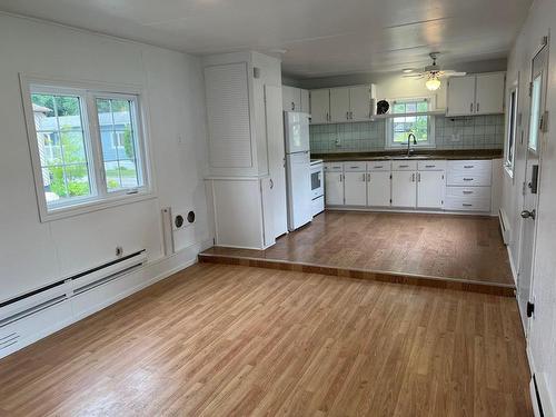 Salon - 65 Rue Fernand, Montréal (L'Île-Bizard/Sainte-Geneviève), QC - Indoor Photo Showing Kitchen