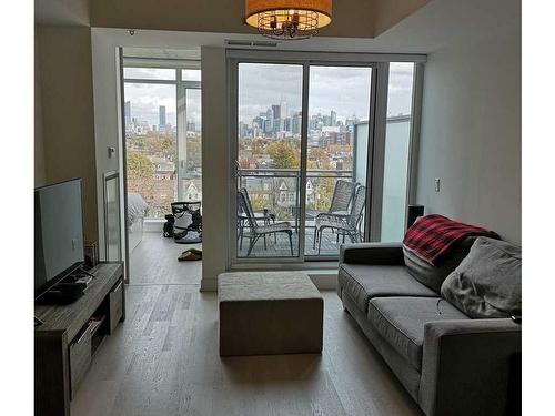 708-20 Gladstone Ave, Toronto, ON - Indoor Photo Showing Living Room