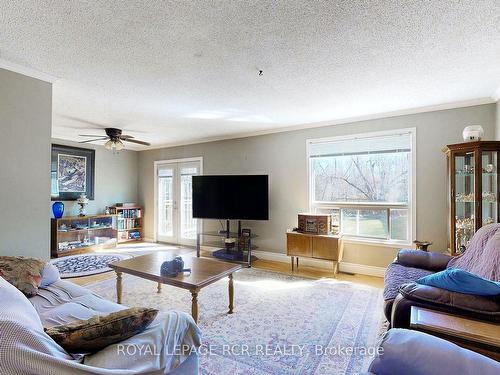 1097 Ferrier Ave, Innisfil, ON - Indoor Photo Showing Living Room