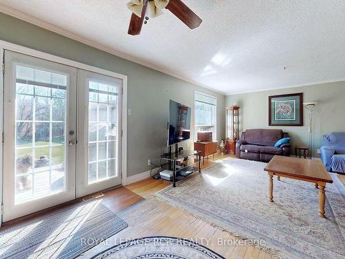 1097 Ferrier Ave, Innisfil, ON - Indoor Photo Showing Living Room