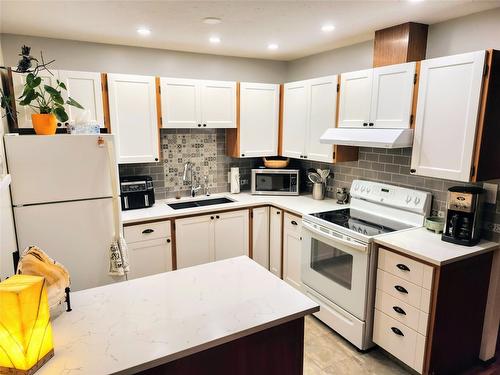 2-6462 Park Drive, Oliver, BC - Indoor Photo Showing Kitchen