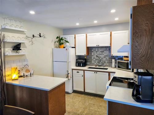 2-6462 Park Drive, Oliver, BC - Indoor Photo Showing Kitchen