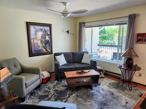 2-6462 Park Drive, Oliver, BC - Indoor Photo Showing Living Room