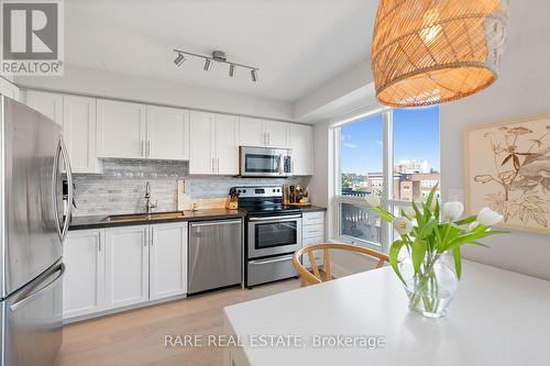 618 - 800 King Street W, Toronto (Niagara), ON - Indoor Photo Showing Kitchen With Double Sink