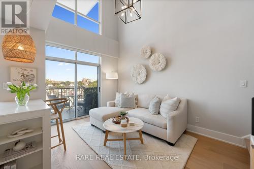 618 - 800 King Street W, Toronto, ON - Indoor Photo Showing Living Room