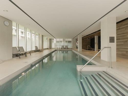 Piscine - 1406-738 Rue St-Paul O., Montréal (Ville-Marie), QC - Indoor Photo Showing Other Room With In Ground Pool