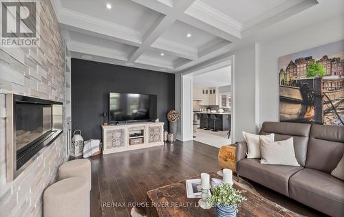 21 Verdi Road, Richmond Hill (Oak Ridges), ON - Indoor Photo Showing Living Room