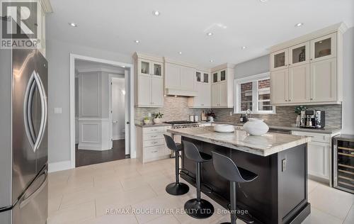 21 Verdi Road, Richmond Hill, ON - Indoor Photo Showing Kitchen With Upgraded Kitchen