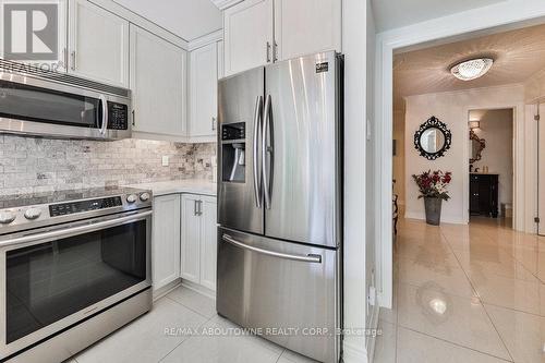 184 Warner Drive, Oakville, ON - Indoor Photo Showing Kitchen With Upgraded Kitchen