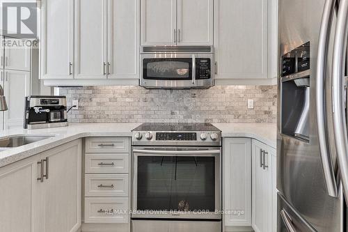 184 Warner Drive, Oakville (Bronte West), ON - Indoor Photo Showing Kitchen With Upgraded Kitchen