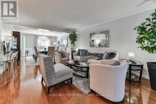 184 Warner Drive, Oakville, ON - Indoor Photo Showing Living Room