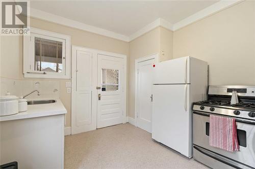 379 London Road, Sarnia, ON - Indoor Photo Showing Kitchen