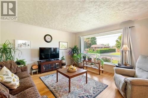 524 Blossom Park Drive, Cornwall, ON - Indoor Photo Showing Living Room