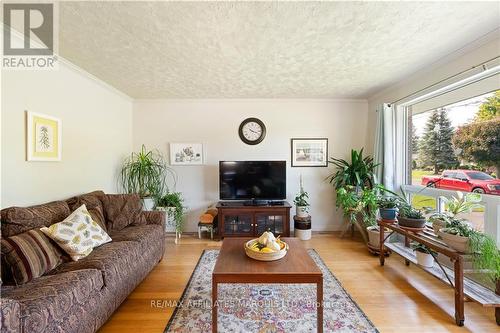 524 Blossom Park Drive, Cornwall, ON - Indoor Photo Showing Living Room