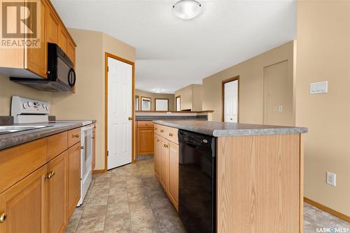 815 Bluebird Crescent, Regina, SK - Indoor Photo Showing Kitchen