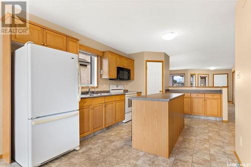 815 Bluebird Crescent, Regina, SK - Indoor Photo Showing Kitchen With Double Sink