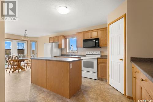 815 Bluebird Crescent, Regina, SK - Indoor Photo Showing Kitchen