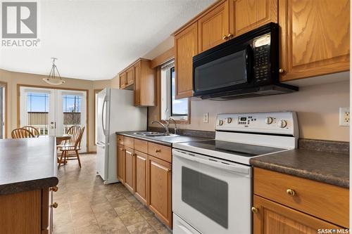 815 Bluebird Crescent, Regina, SK - Indoor Photo Showing Kitchen With Double Sink