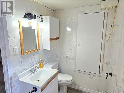 271 Church Street, Bathurst, NB - Indoor Photo Showing Bathroom