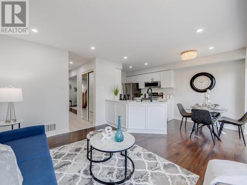 124 Essex Point Drive, Cambridge, ON - Indoor Photo Showing Living Room