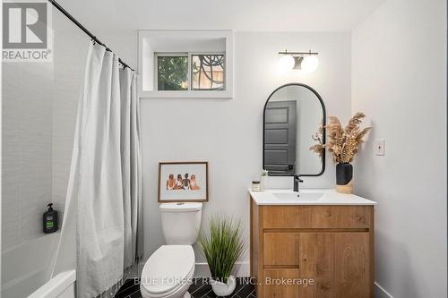 248 Middleton Avenue, London, ON - Indoor Photo Showing Bathroom