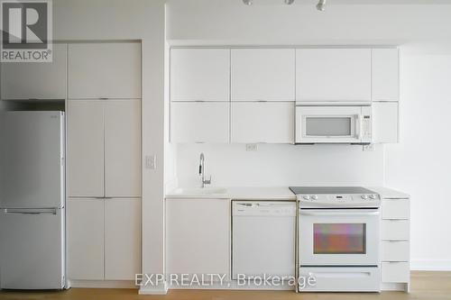 3303 - 21 Iceboat Terrace, Toronto (Waterfront Communities), ON - Indoor Photo Showing Kitchen