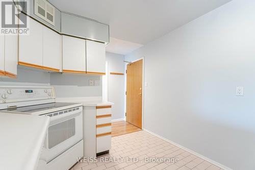 613 - 326 Major Mackenzie Drive E, Richmond Hill (Crosby), ON - Indoor Photo Showing Kitchen