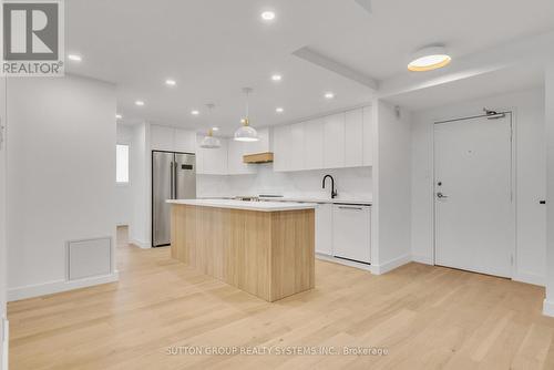 1107 - 812 Burnhamthorpe Road, Toronto, ON - Indoor Photo Showing Kitchen