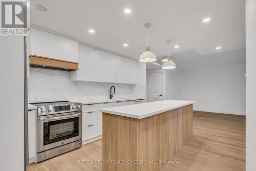 1107 - 812 Burnhamthorpe Road, Toronto (Markland Wood), ON - Indoor Photo Showing Kitchen With Upgraded Kitchen