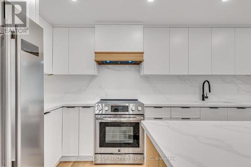 1107 - 812 Burnhamthorpe Road, Toronto (Markland Wood), ON - Indoor Photo Showing Kitchen