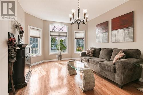 3436 Edna Street, Chelmsford, ON - Indoor Photo Showing Living Room