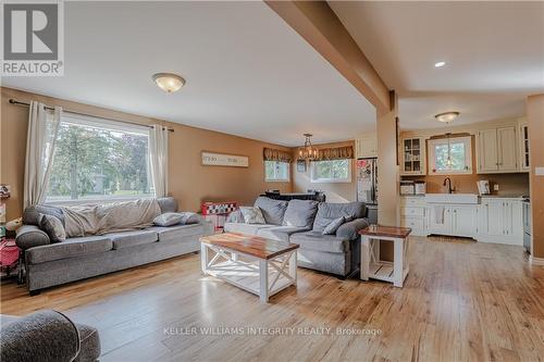 18233 Glen Road, South Glengarry, ON - Indoor Photo Showing Living Room