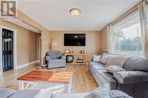 18233 Glen Road, South Glengarry, ON - Indoor Photo Showing Living Room