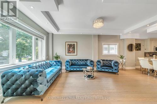 28 Innisdale Drive, Toronto, ON - Indoor Photo Showing Living Room