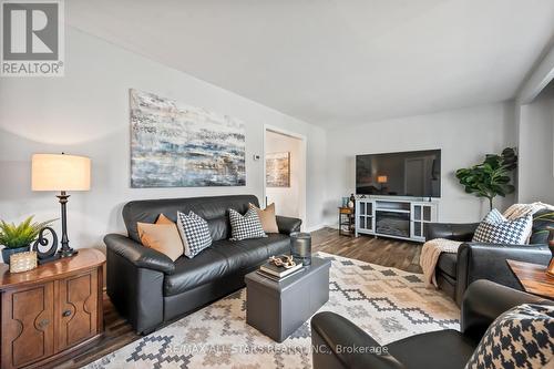 5 Burk Court, Clarington (Bowmanville), ON - Indoor Photo Showing Living Room