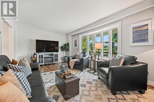 5 Burk Court, Clarington (Bowmanville), ON - Indoor Photo Showing Living Room