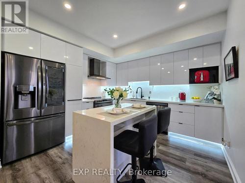 309 - 38 Cedarland Drive, Markham, ON - Indoor Photo Showing Kitchen With Upgraded Kitchen