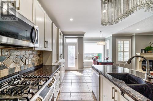 816 Millard Street, Whitchurch-Stouffville, ON - Indoor Photo Showing Kitchen With Double Sink With Upgraded Kitchen