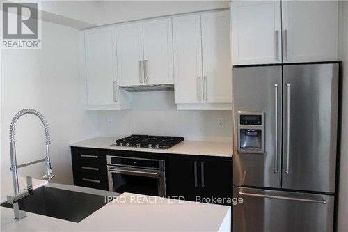 11 - 4030 Parkside Village Drive, Mississauga (City Centre), ON - Indoor Photo Showing Kitchen With Upgraded Kitchen