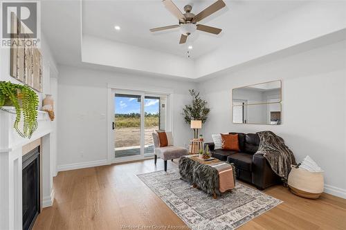 80 Jewel, Harrow, ON - Indoor Photo Showing Living Room