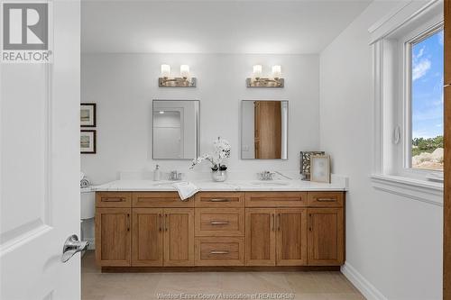 80 Jewel, Harrow, ON - Indoor Photo Showing Bathroom