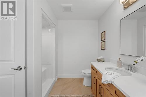 80 Jewel, Harrow, ON - Indoor Photo Showing Bathroom