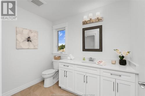 80 Jewel, Harrow, ON - Indoor Photo Showing Bathroom